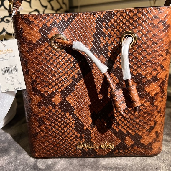 Michael Kors Bucket cross-body - NWT - Picture 8 of 8